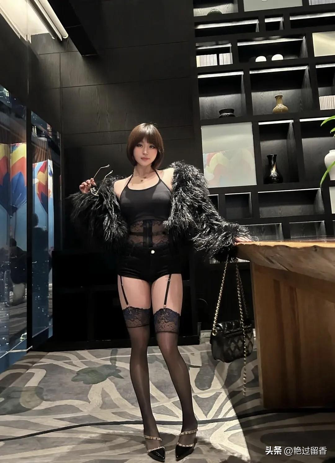 都市酷炫风穿搭，黑色透视装搭配羽毛外套，时尚感爆棚！