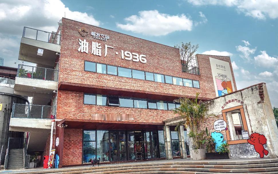 地铁早已超越交通载体的意义，成为串联城市记忆与活力的“移动线索”。这一次，我们循