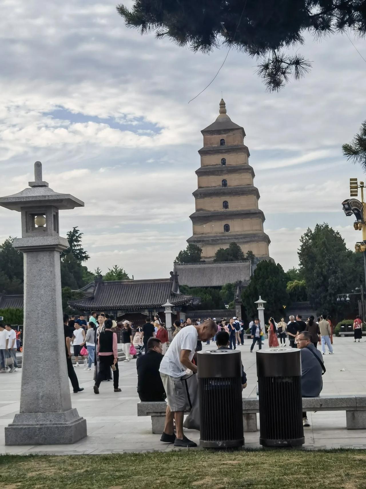 分享一张最满意的实况照片晚霞中的大雁塔，大唐不夜城就在塔的南面