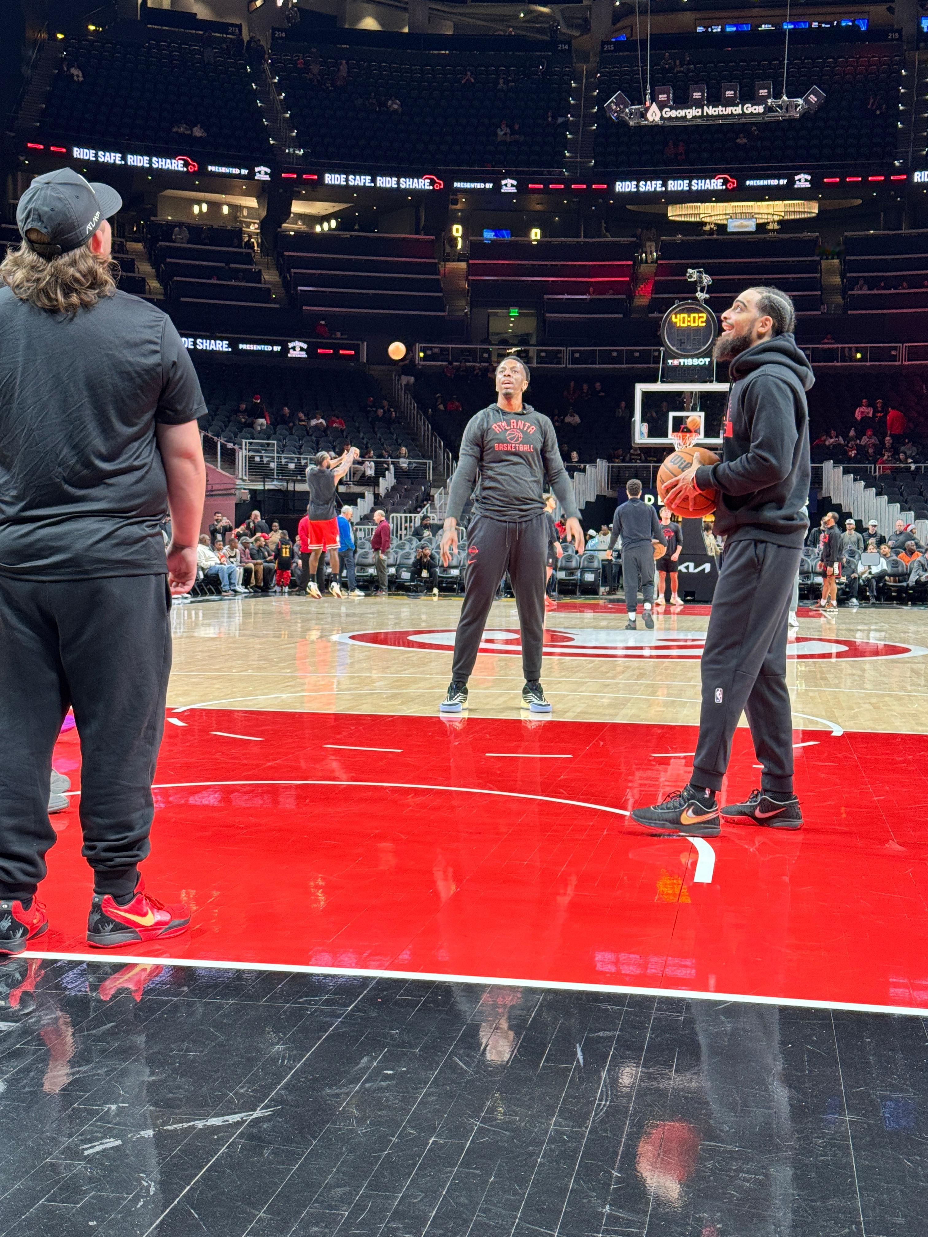 前方报道今天我们重点拍了奥孔古的赛前热身chinahawks // 亚特兰大老鹰