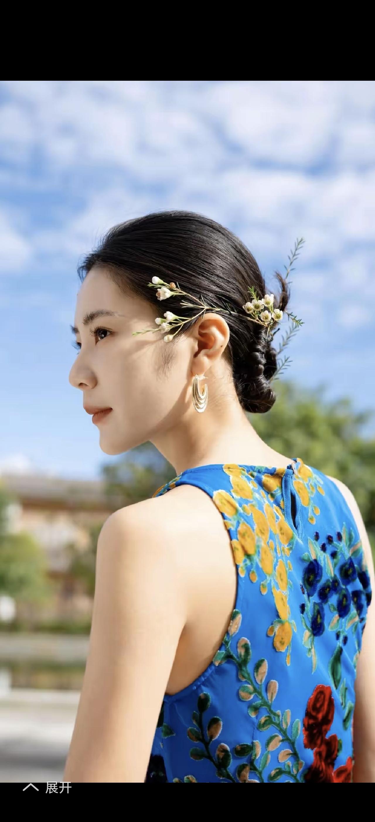 花簪映日影，美人倚春风。