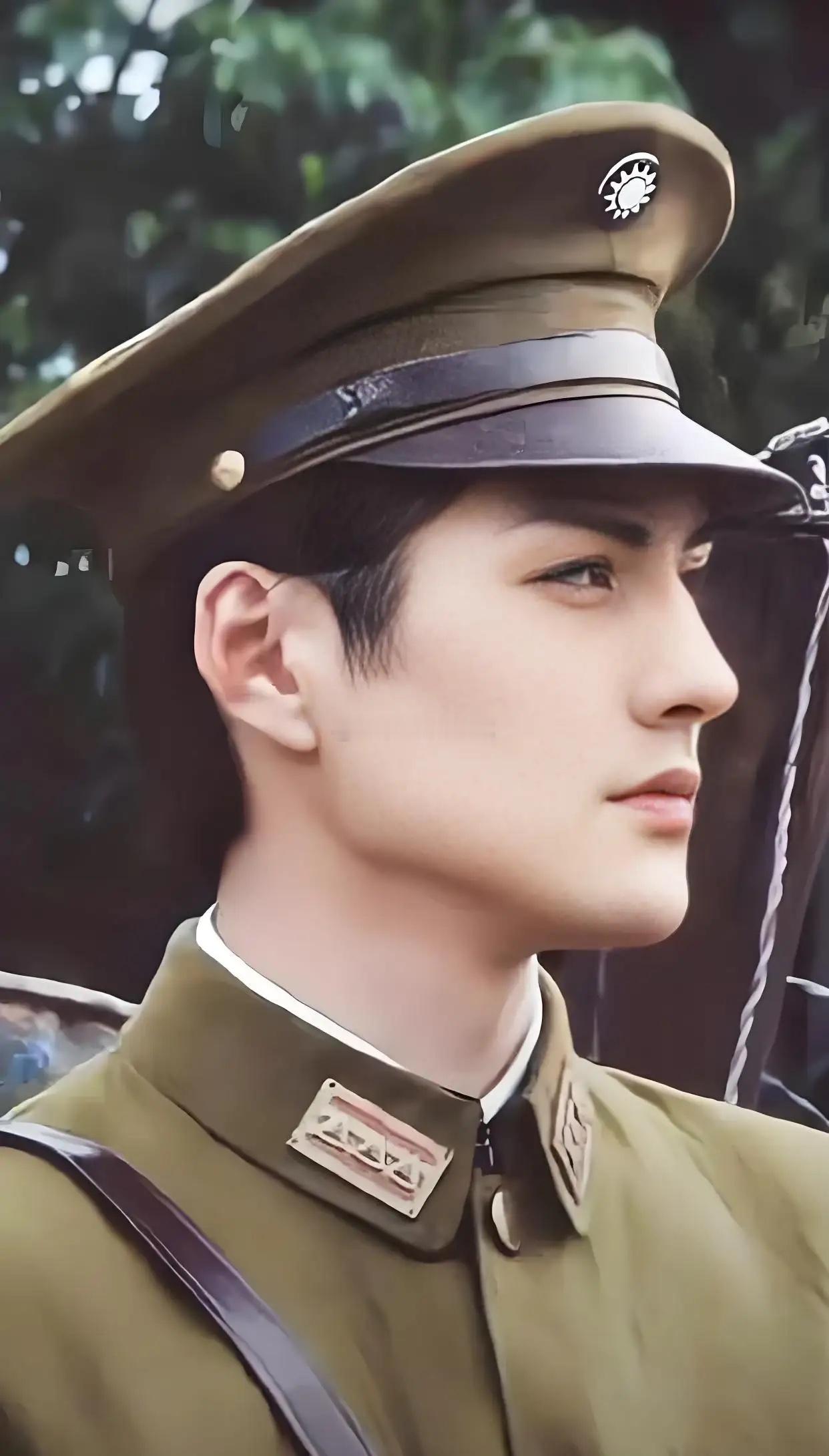 2000年，21岁的严屹宽被上海一个富婆看上，富婆提出用1个亿包养他，日后不用努