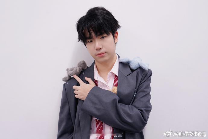 花海KPL管培生上线花海在赛场上的carry能力无需多言，如今站上解说席也能游刃