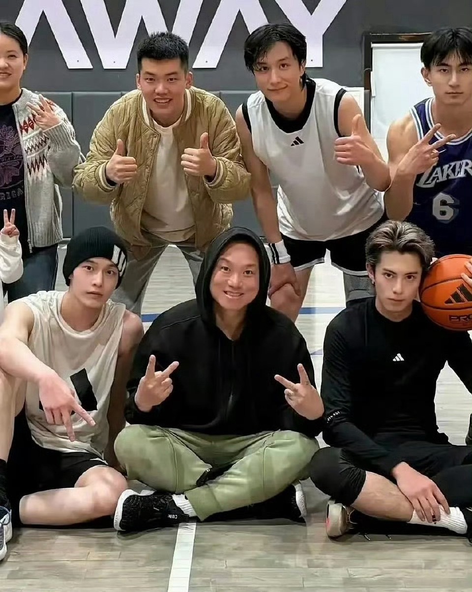 王鹤棣和何与还是球友啊，两位素颜合照来啦。 