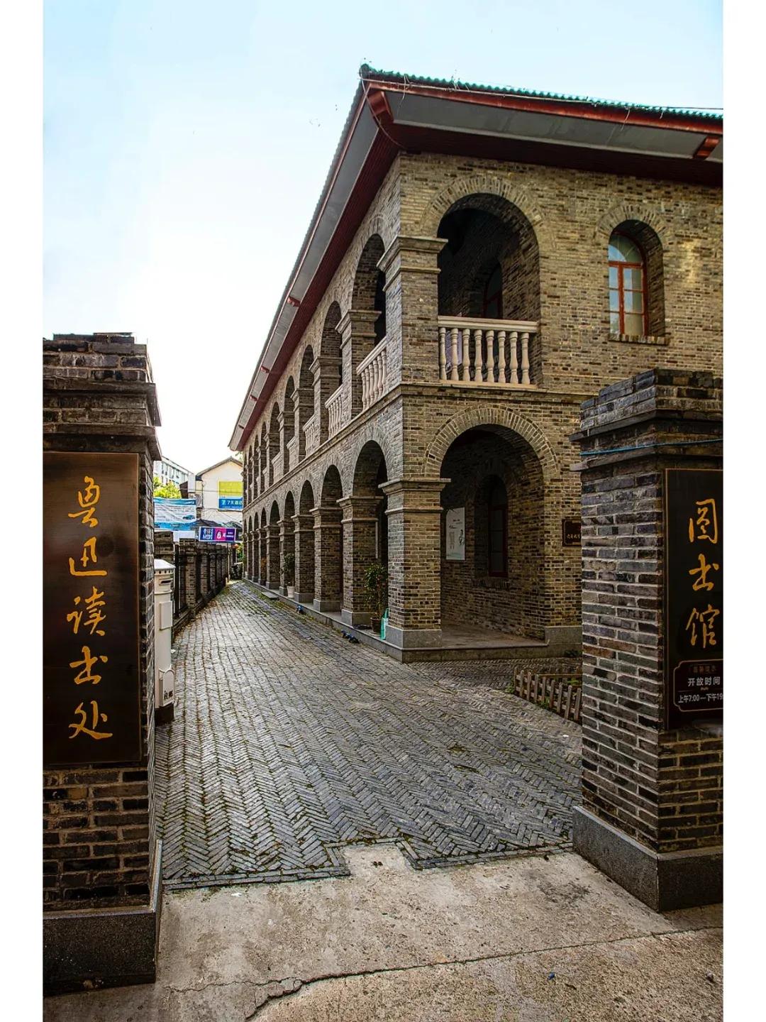 矿路学堂遗址
在南京鼓楼区察哈尔路37号，一座红铁皮屋顶的欧式小楼静立了130年