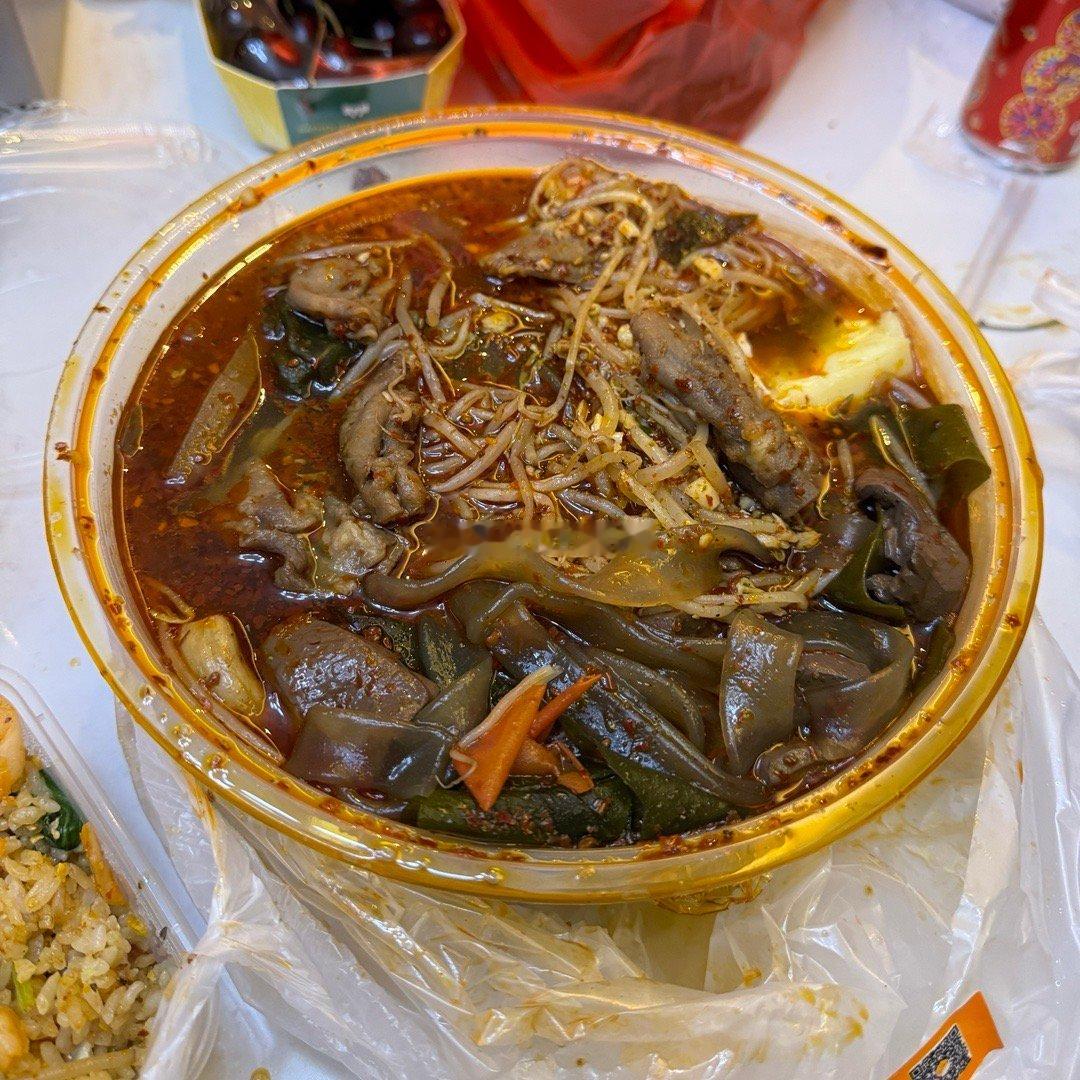 芜湖麻辣烫vs重庆麻辣烫，南坪那家我真的是吃了十几年了，太tm好吃了，我心目中的