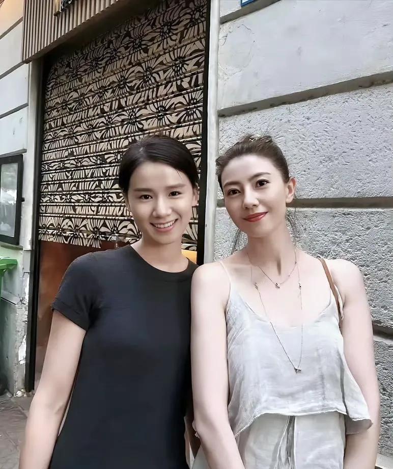 与女神高圆圆合影，竟然也没有逊色几分，胜在年轻啊这是，青春就是最大的资本。