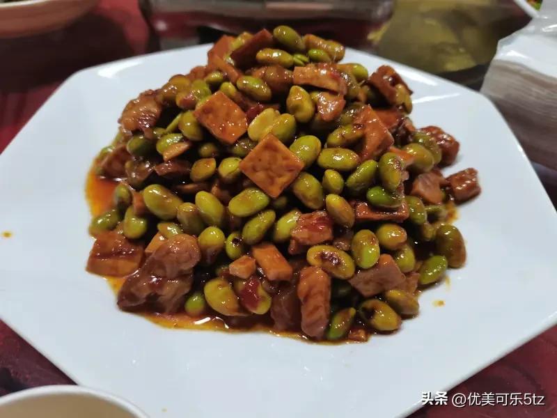 那金黄酥脆的油炸馓子，一根根细如发丝，咬下去“咔嚓”作响，香甜的味道瞬间在口腔中