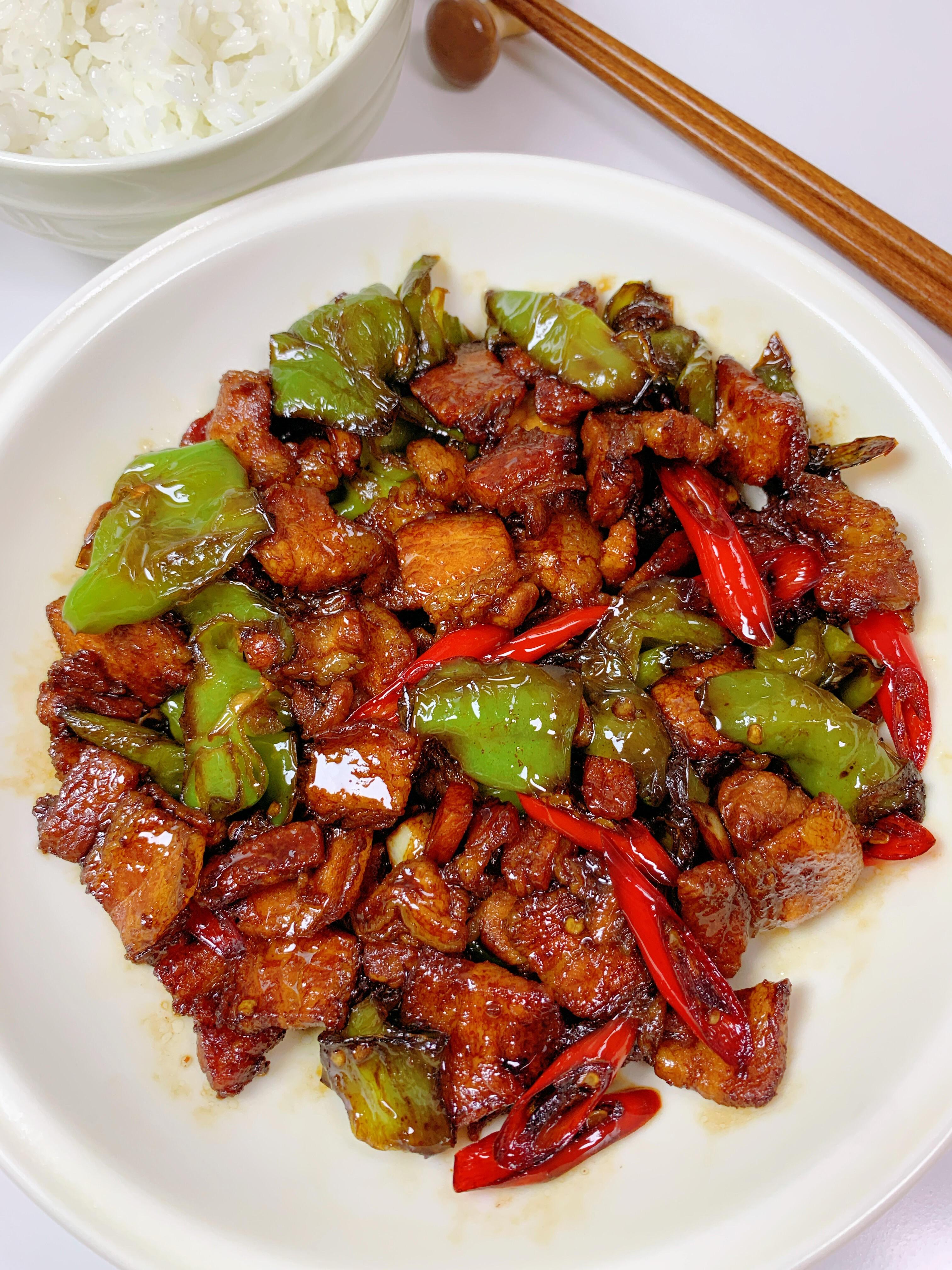 这道菜谁吃不迷糊？。巨巨巨好吃的下饭菜小炒肉 焦香的肉片拌上米饭简直香...