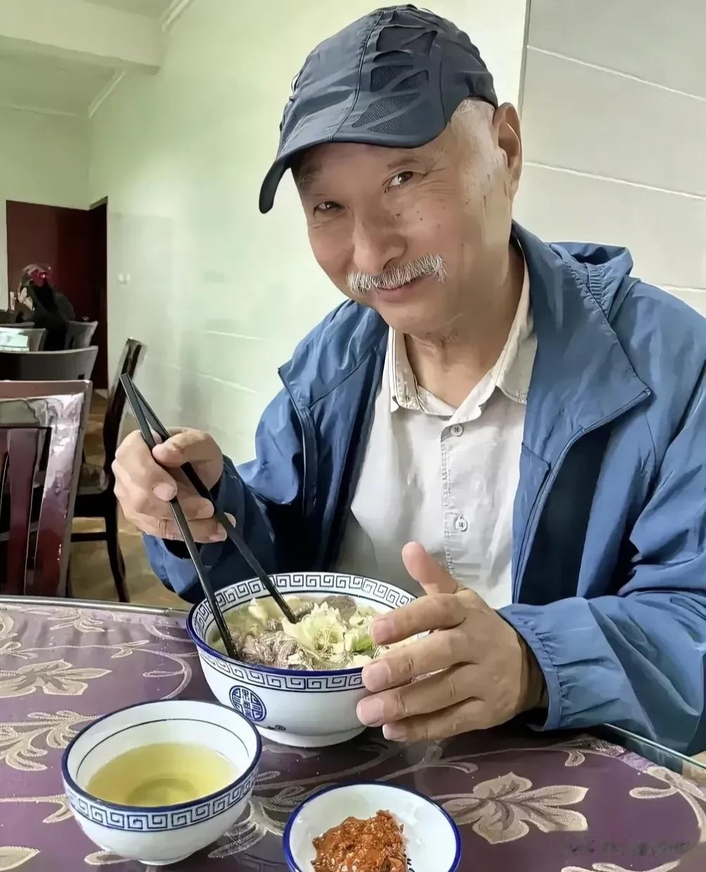 陈佩斯老爷子这种生活才是人过的生活，低调又接地气，这比那种灯红酒绿醉生梦死的生活
