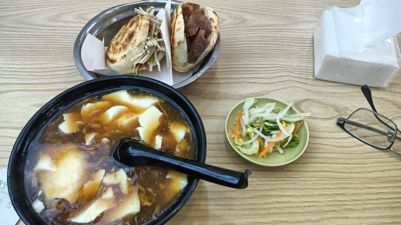 今日份午餐，火烧，椰子汁！