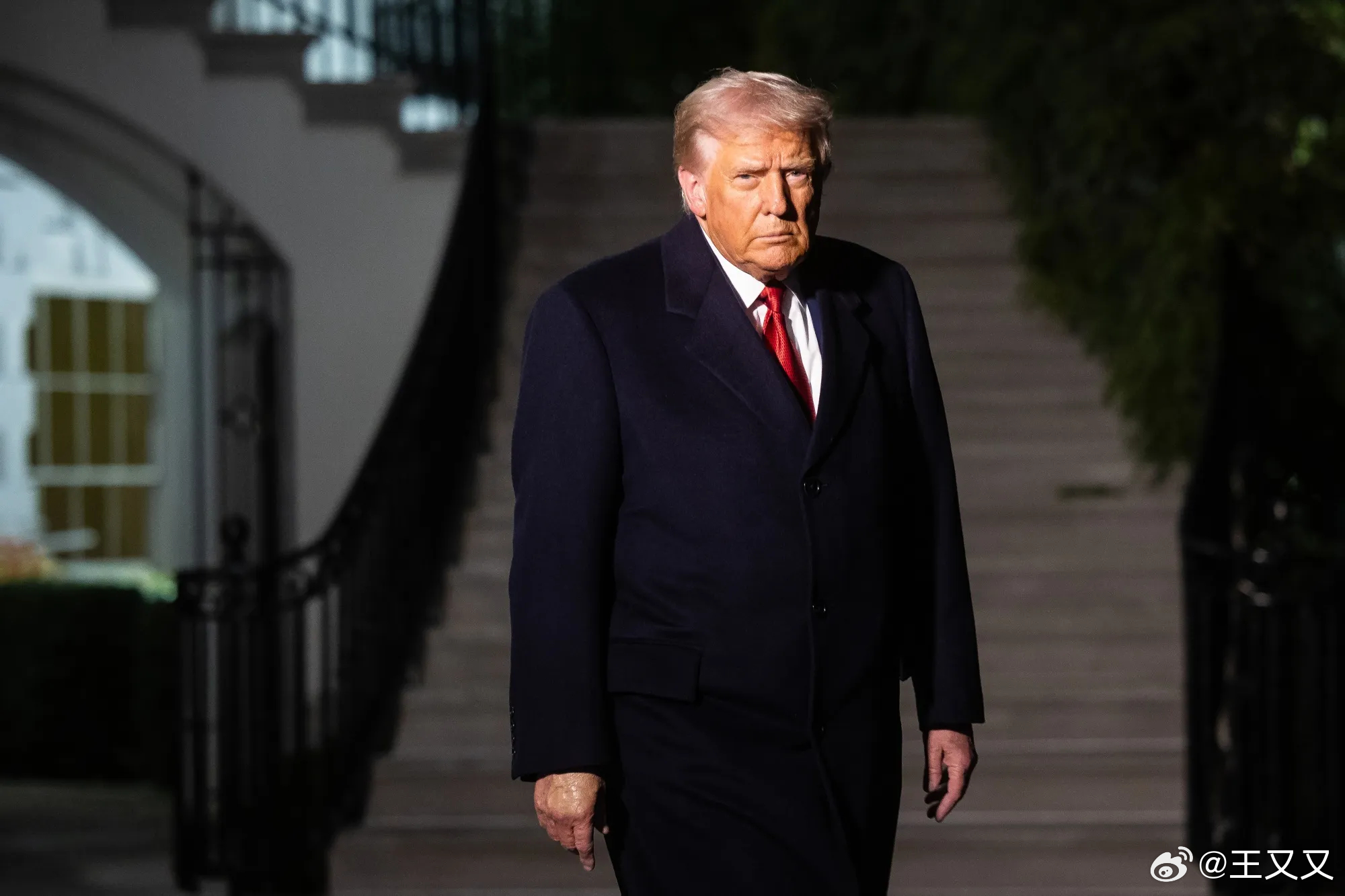 特朗普周六表示，他将对加拿大额外加征10%的关税，这是对安大略省投放的一则“反关