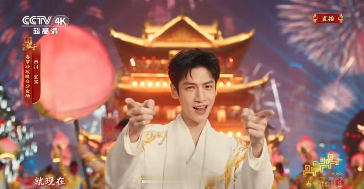 谭松韵罗云熙 养眼谭松韵胸前好亮的马 马年春晚最戳人的同框！谭松韵胸前亮马呼应吉