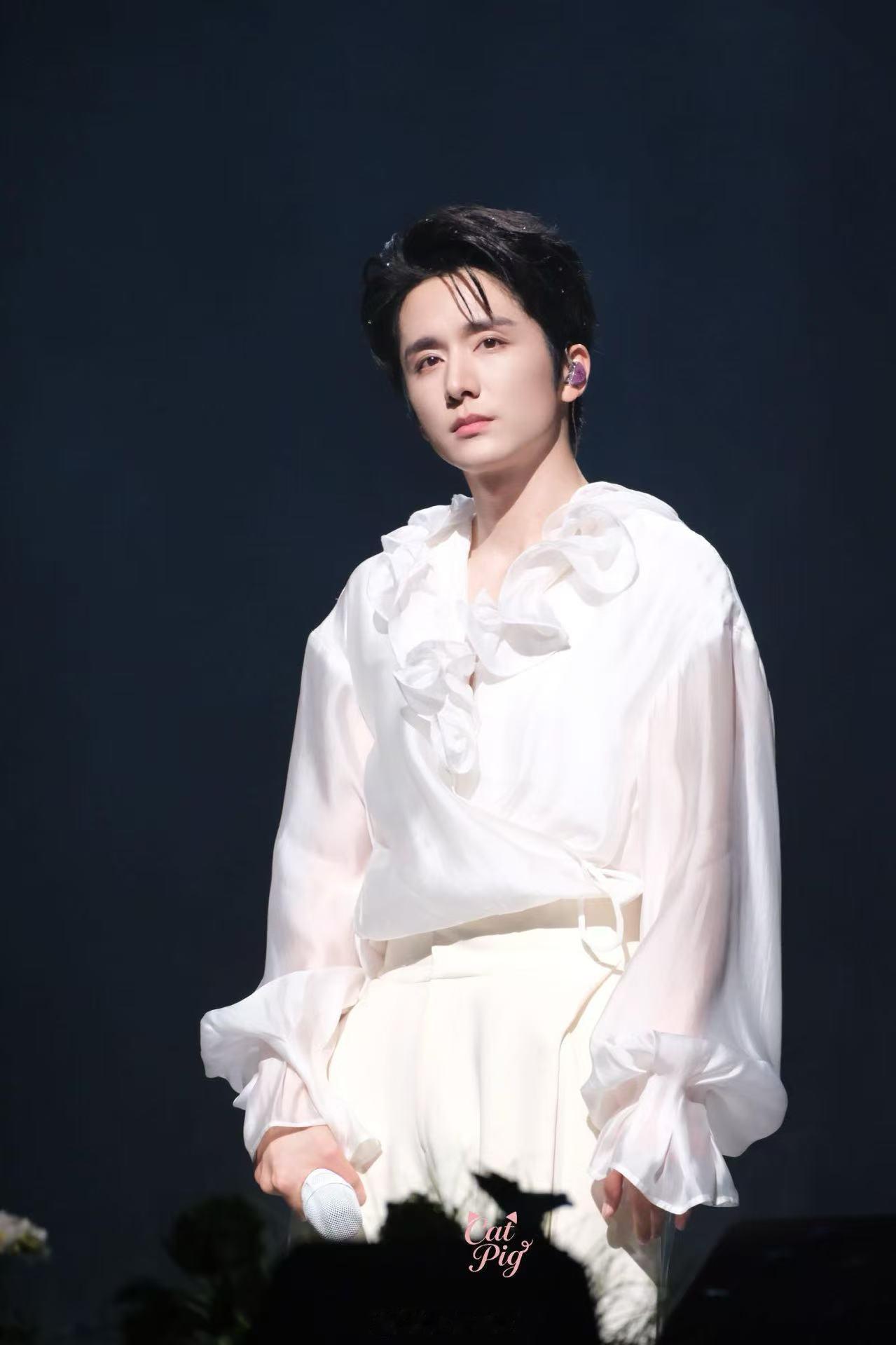 张新成翻唱不等于敷衍舞台诚意拉满 评价演唱会质量明明是立体的：唱功、编排、舞美、