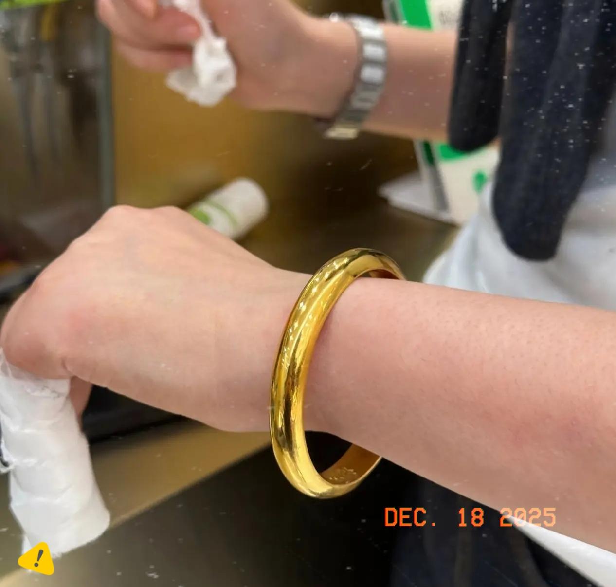  今天金价没大涨没大跌，纠结后卖500克黄金，就怕后续大起大落。

12月18号