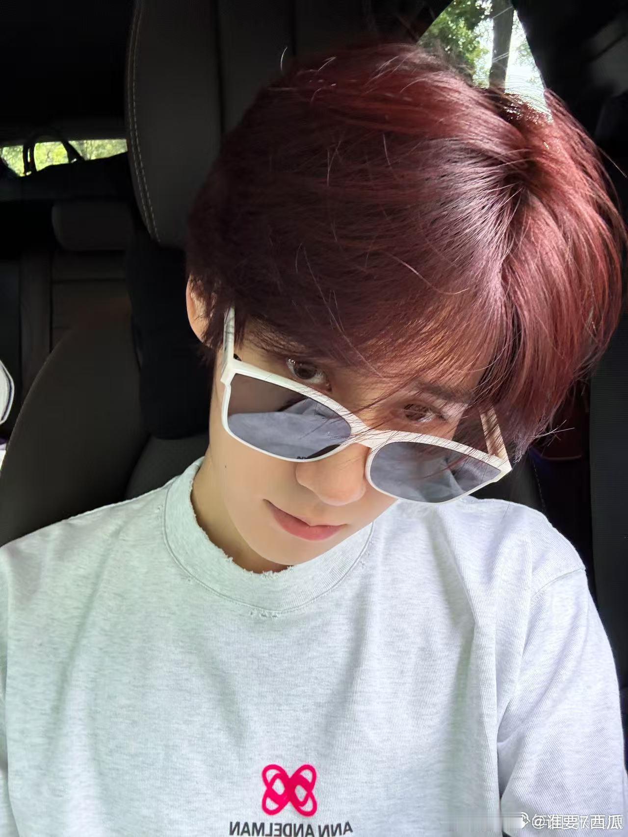 请时代峰峻公平对待张真源 他的脸好像雕刻出来的一样，太完美了，张真源简直是好看的