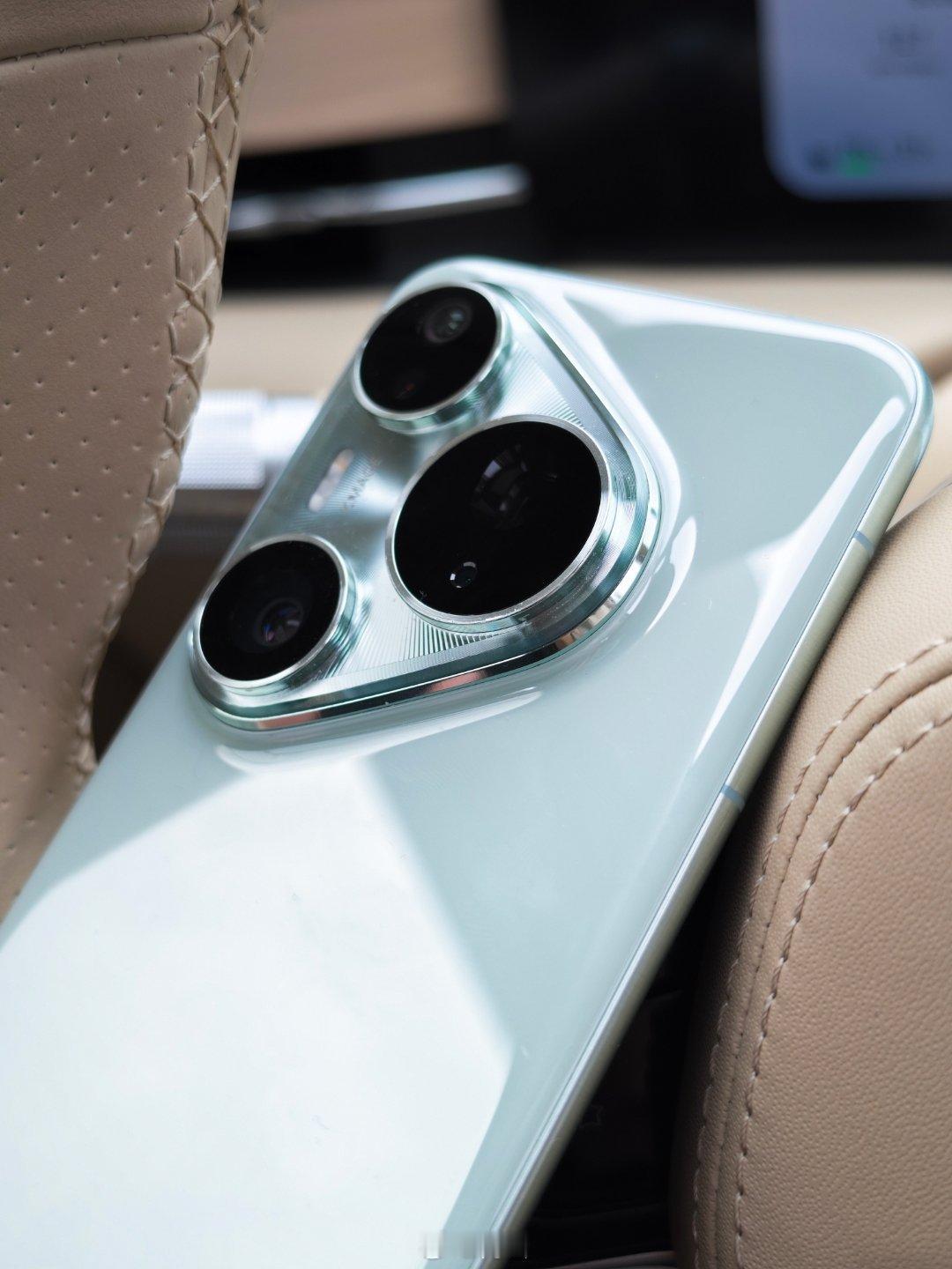 给我的问界M5配了个Pura80，华为自家的互联确实更有优势啊 