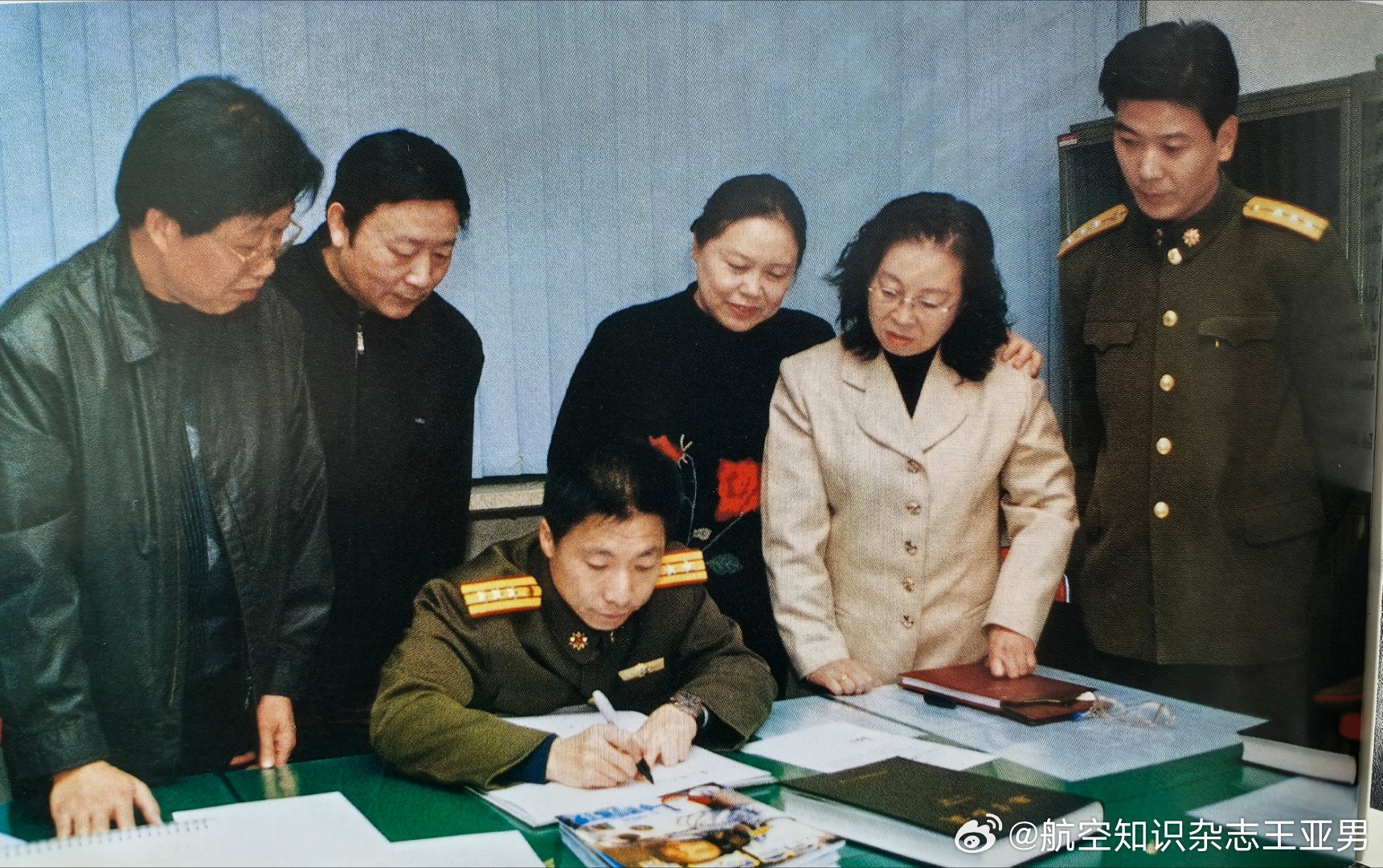 2003年，杨利伟接受《航空知识》采访并为本刊题词。 ​​​