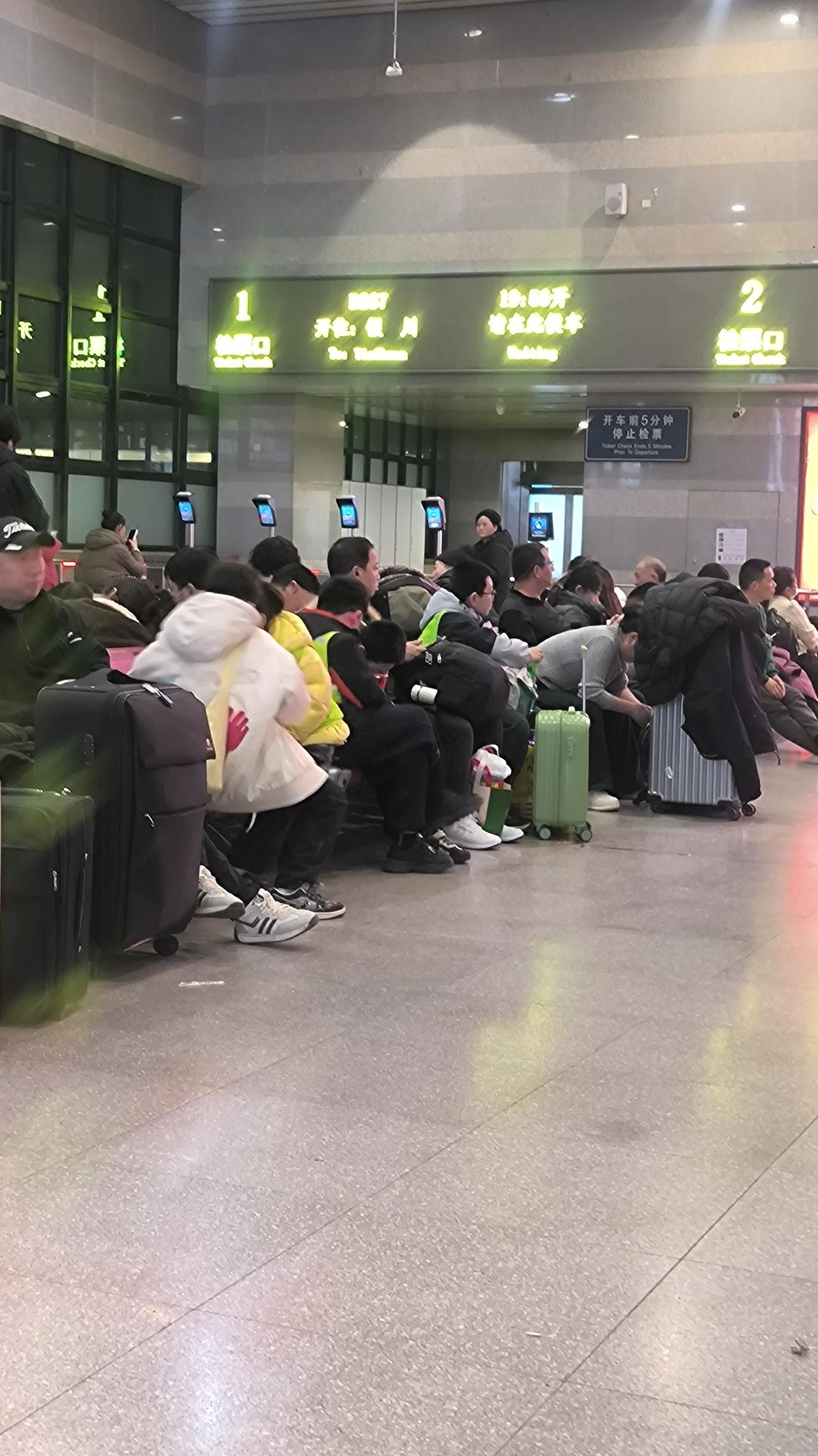 来北京一周了，今天坐上了去银川的动卧D267次4号车厢14铺。同行的亲戚回老家也