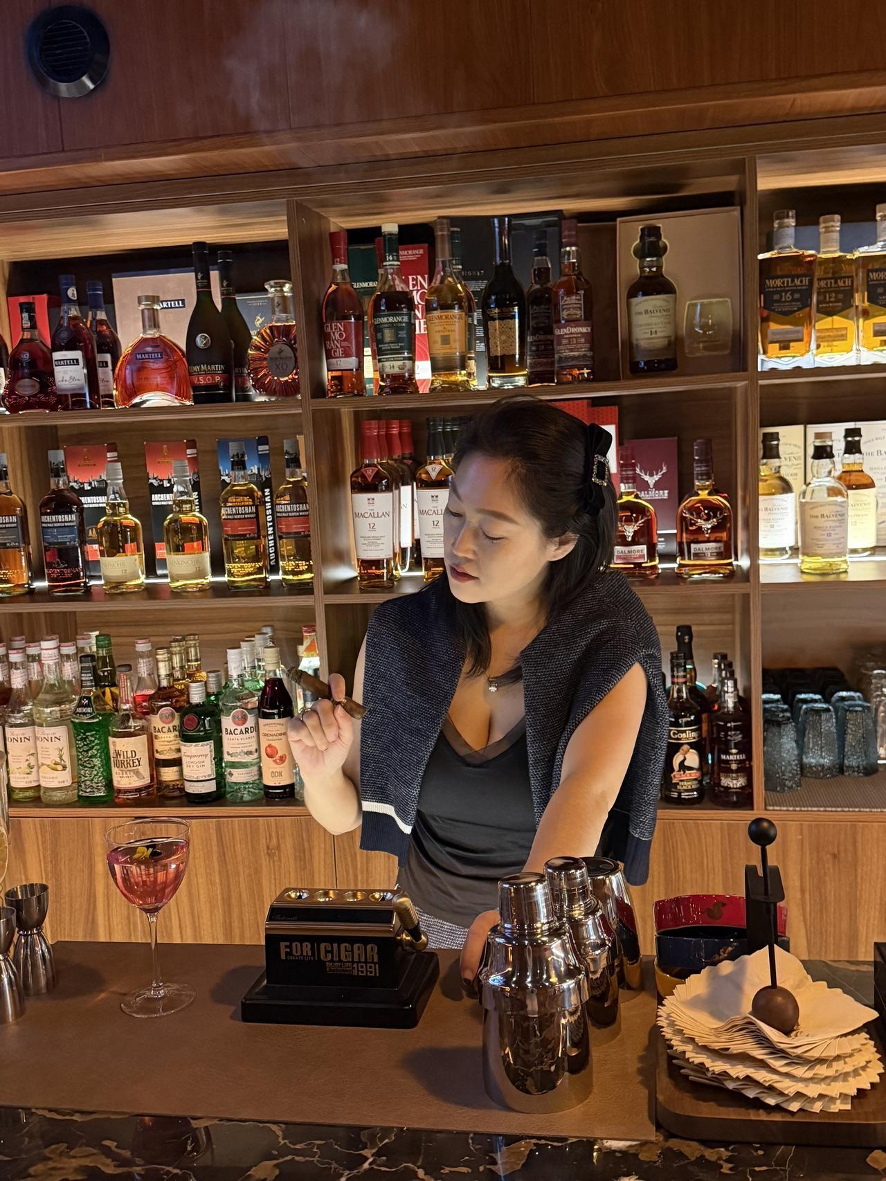 只有你走在别人得前面，他们才能在背后议论你女茄客 雪茄知识分享 武汉跨年夜