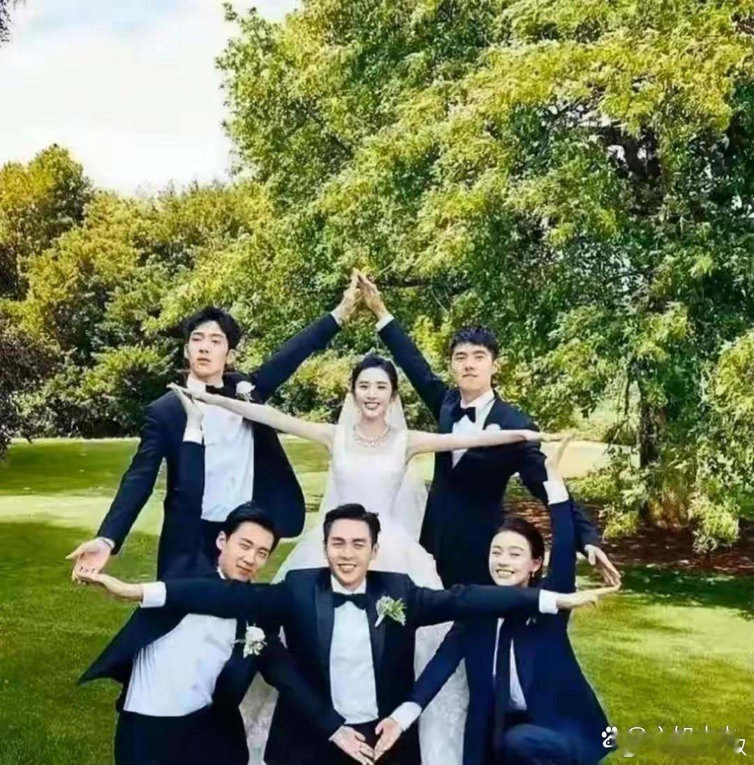 张若昀和唐艺昕的结婚照。。马思纯是亮点，她居然是伴郎团的一员。。。 ​​​