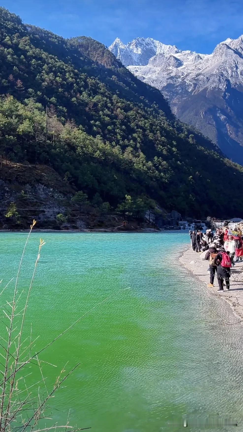 “雪山下的碧绿湖泊，人间仙境”🏔️🌊🍃不用修饰的美景 湖下美景 最美的风景