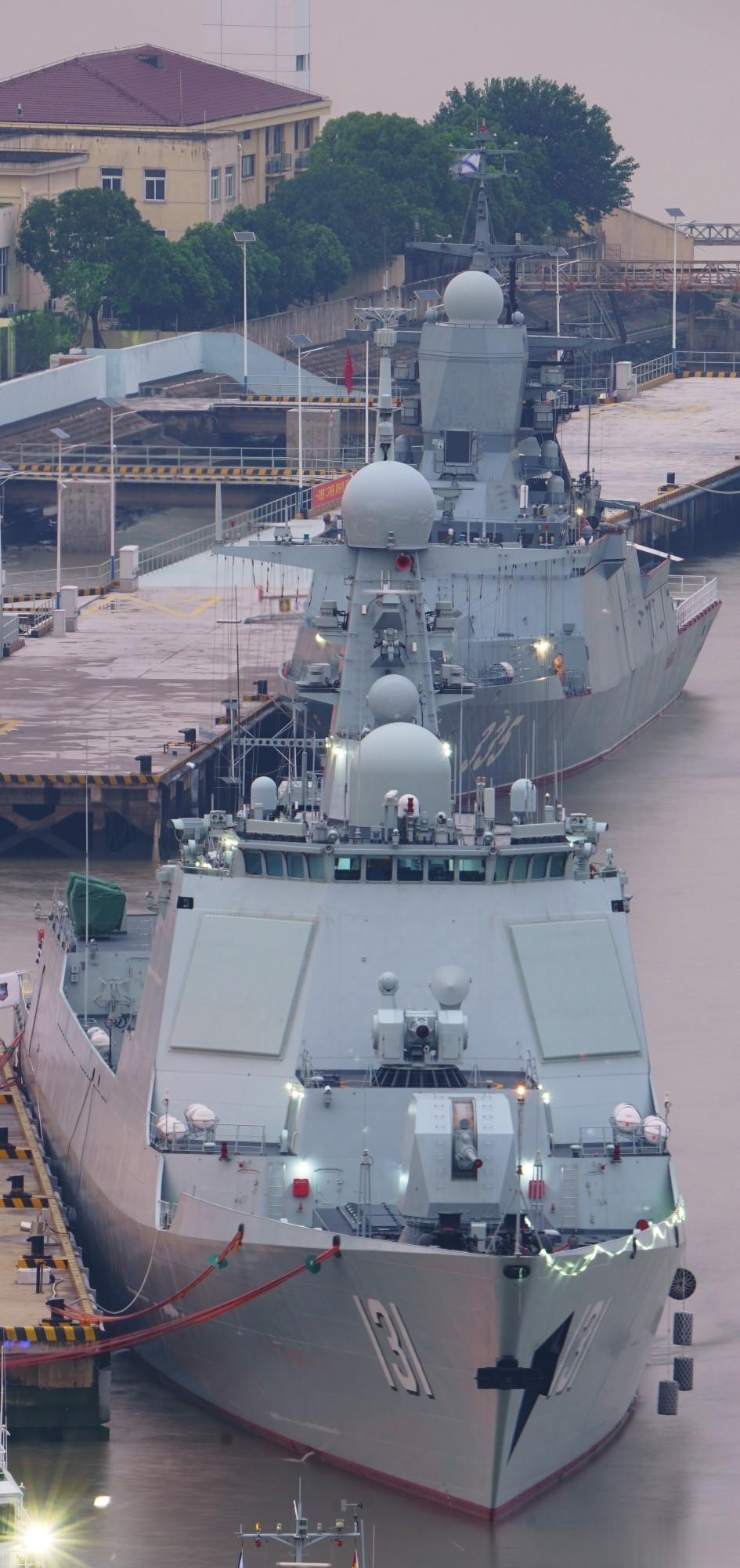 俄罗斯海军护卫舰来访时，这张图可以说是给足了俄罗斯面子，竟然在“远小近大”的情况