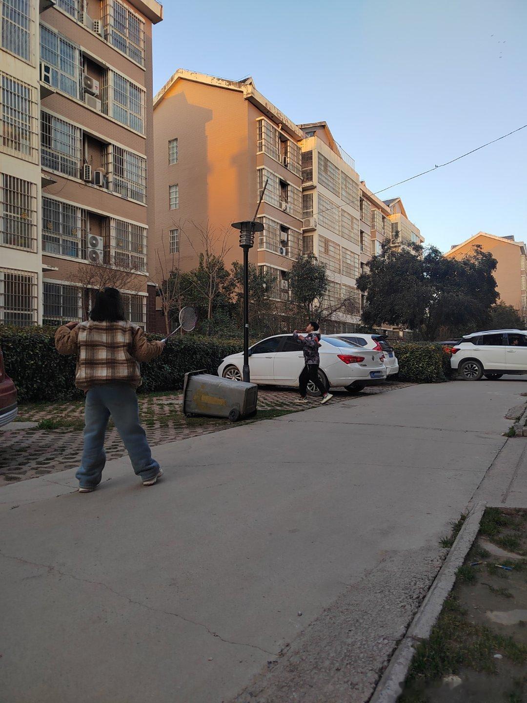 小孩哥和表妹在楼下打羽毛球俩人都是劝退级水平全程几乎就是轮换发球，相互捡球没几个