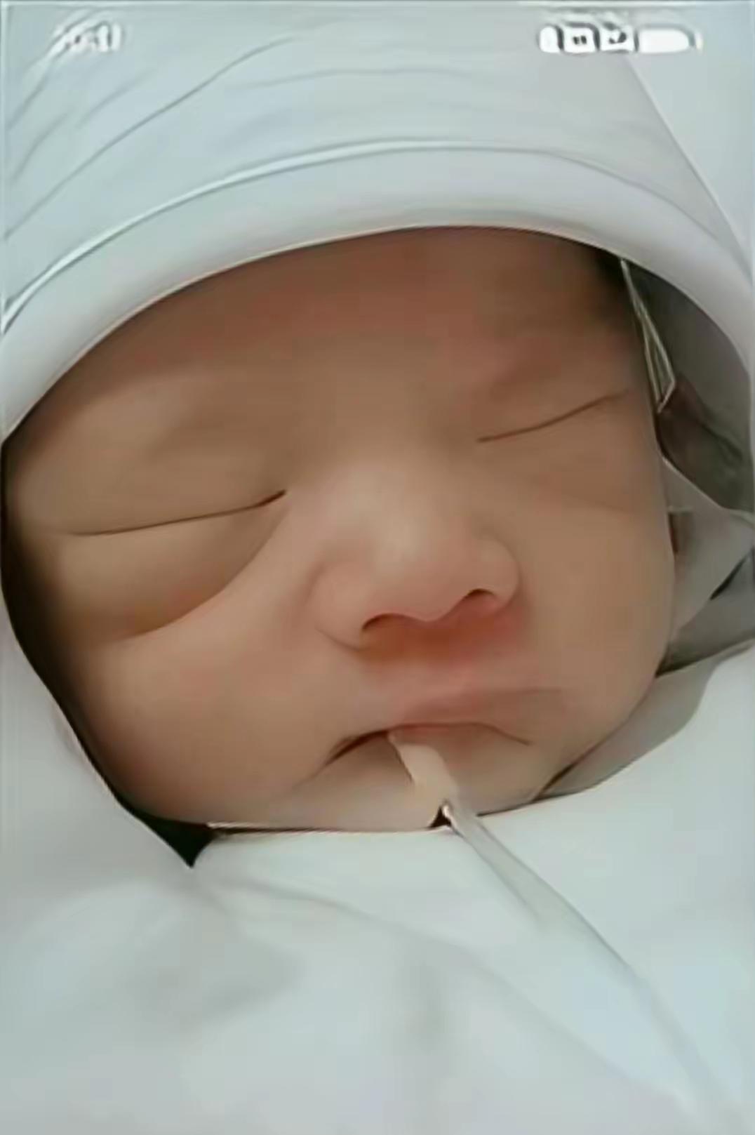 🌙泪目！河南郑州，产房里一个刚出生三天的小男婴眼睛不睁，哭声没有，就像一台进入