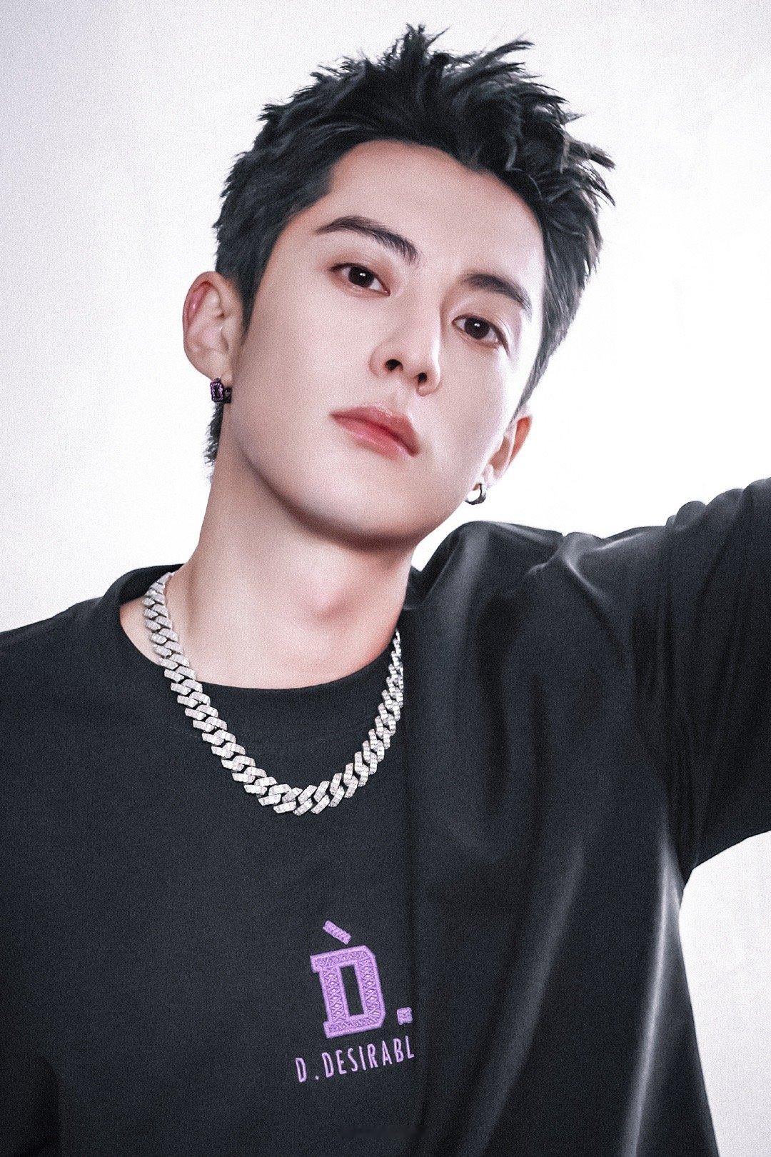 #王鹤棣夏日热血男高#感觉王鹤棣就是在座各位男友的潮流风向标，这个套装真的清爽又