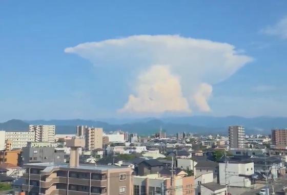 熊本地震现场蘑菇云，日本人显然对这个云彩造型相当敏感，第一反应是：什么东西爆炸了