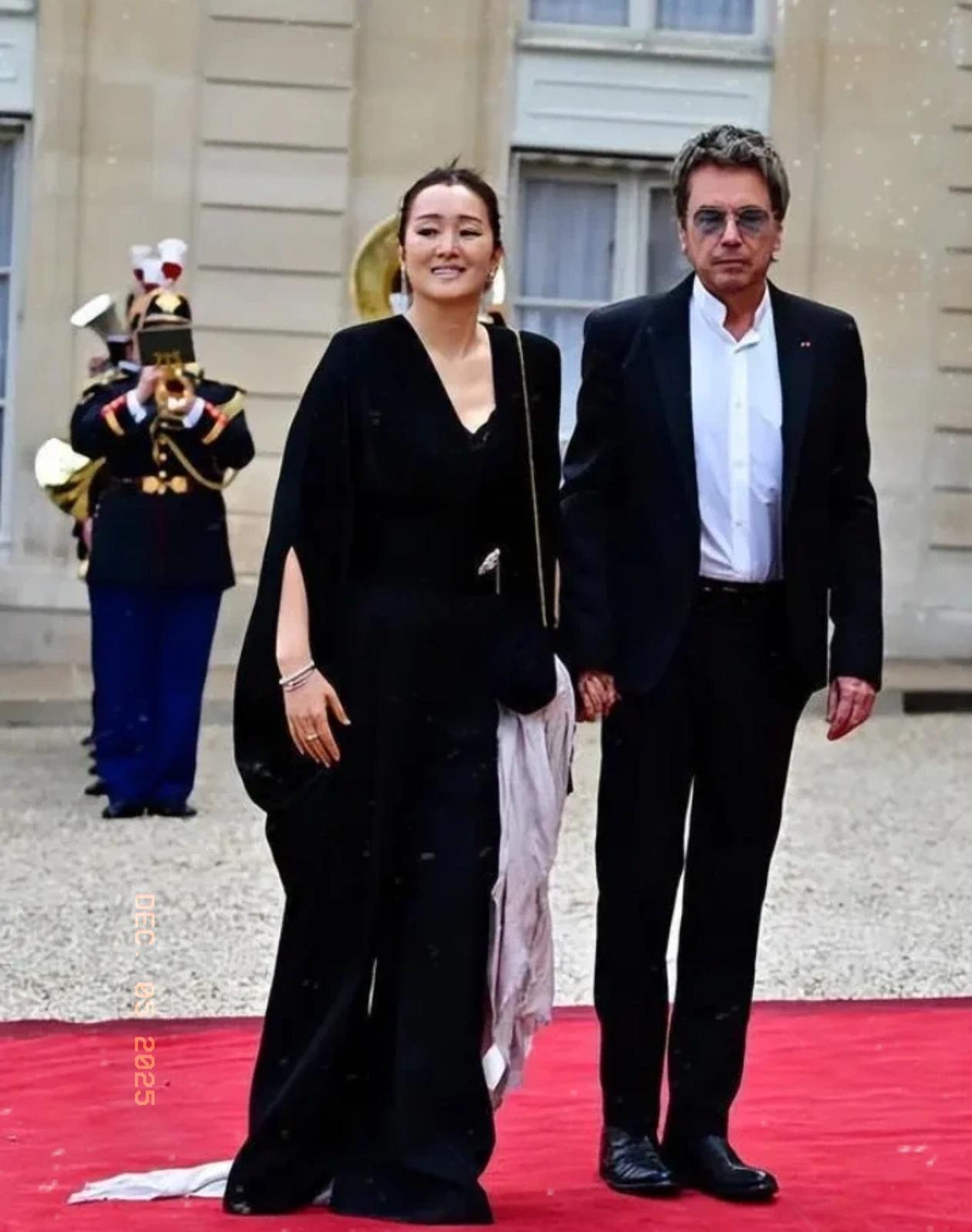 看到巩俐又随马克龙访华，

这事儿确实值得琢磨一下。

人家总统的随行团队里，