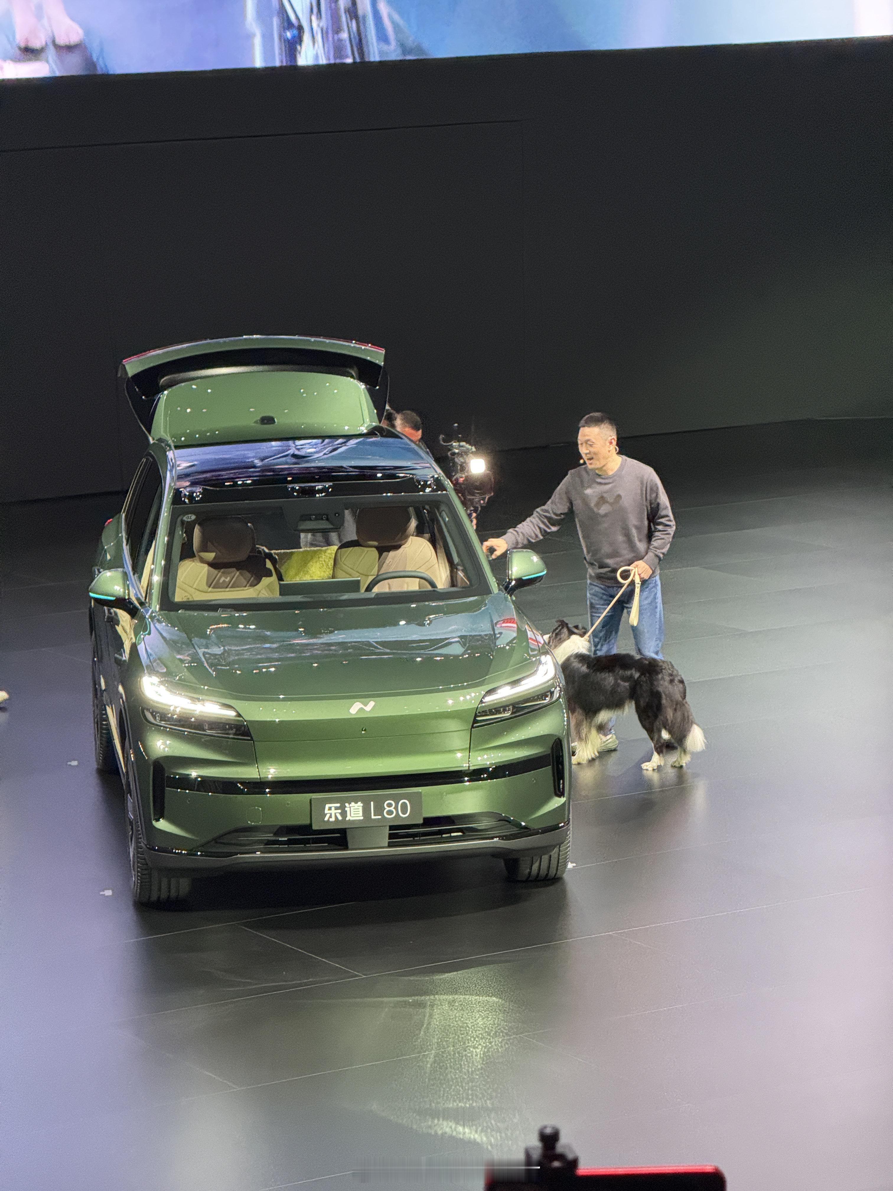今天乐道L80预售发布会……李斌全场遛狗、铺床、切菜做饭……别的品牌只是宣传，蔚