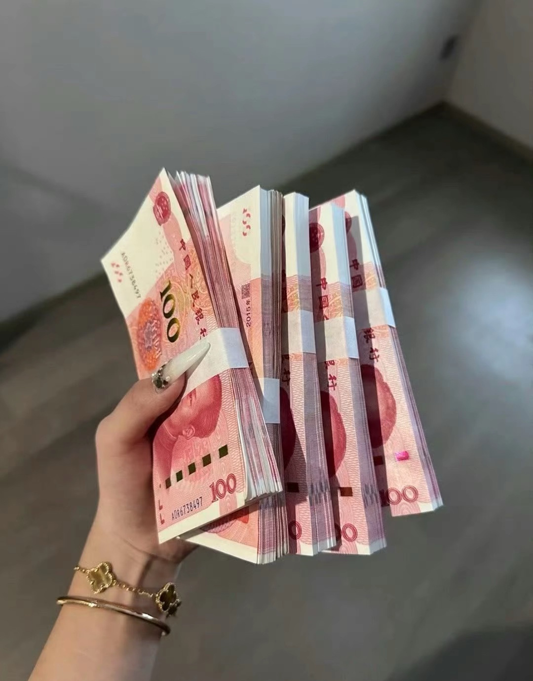 今日睡前看到的金句：“我可以孤独，但我不能穷。”okkk！我收到！女人们都收到没