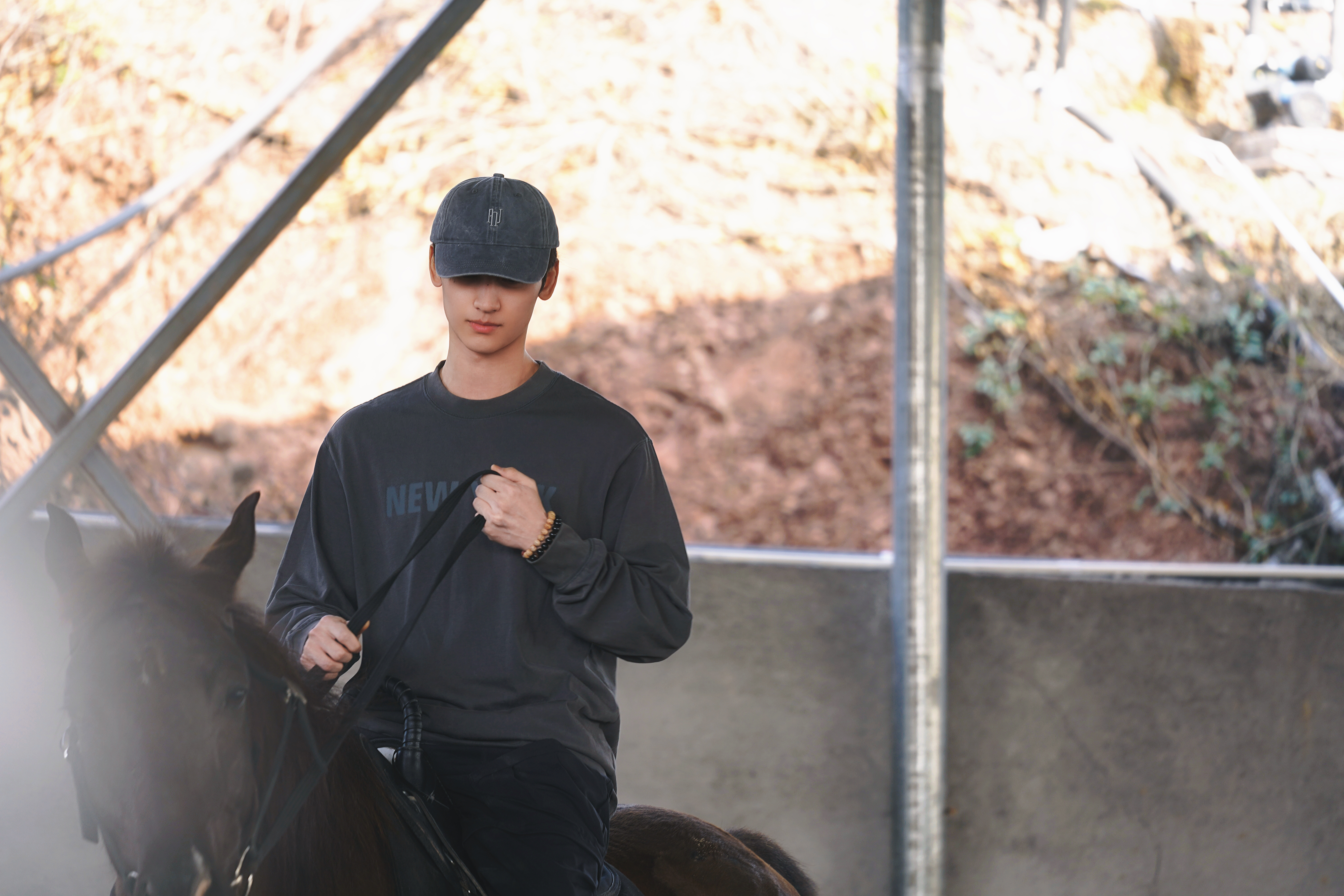 黄俊捷 横店在逃画家 谁能拒绝会演戏又会画画的黄俊捷啊！横店片场的随手勾勒，就让