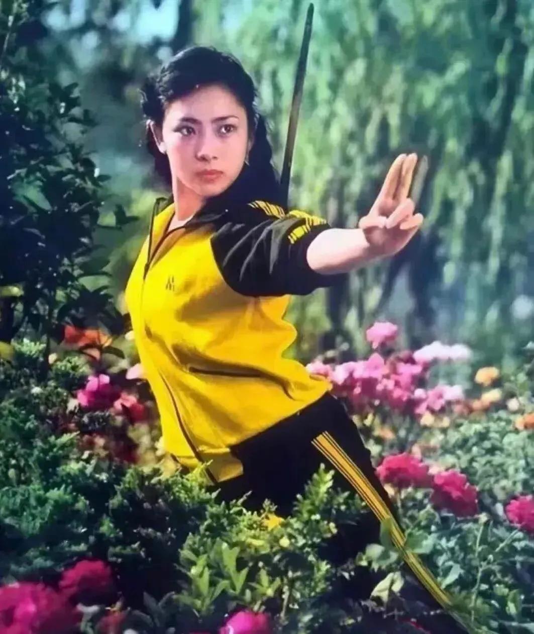 个人感觉李连杰前妻黄秋燕这颜值真不输利智！甚至有过之而无不及！