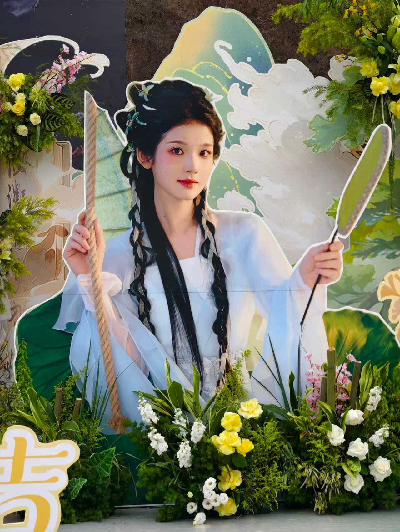 张淼怡错世录造型错世录小宗主造型看点满满，黑红古风服饰配红伞，散落黄符搭配朦胧水