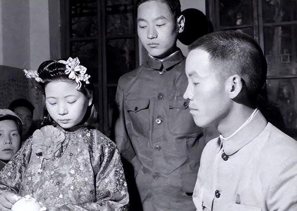 1988年，台湾老兵携妻女回家看望原配妻子，谁料原配妻子在看到他后，竟然直接打开