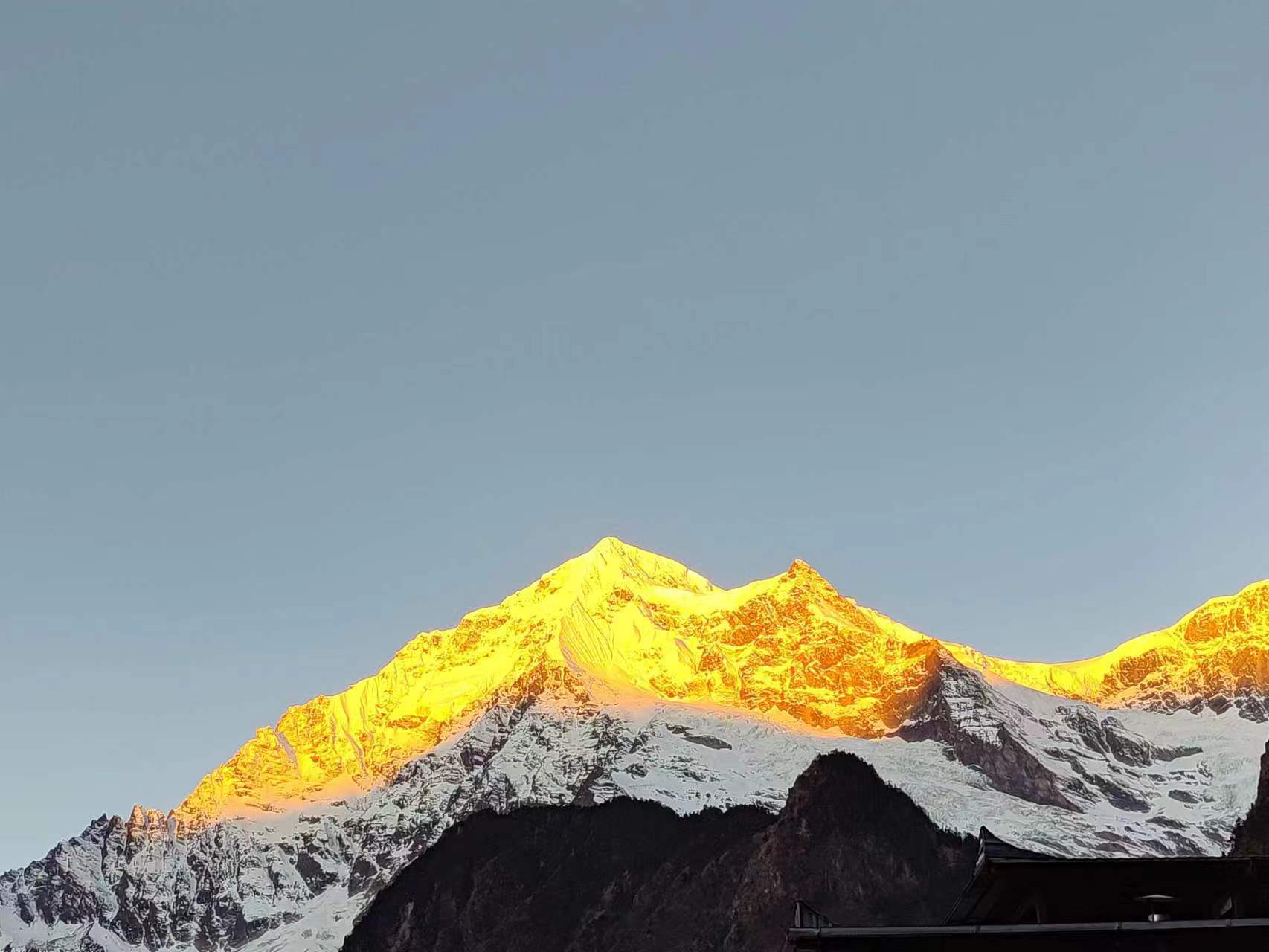 日照金山，金山照你！ 见者转发2024全年好运！#跨年##新年快乐# ​​​