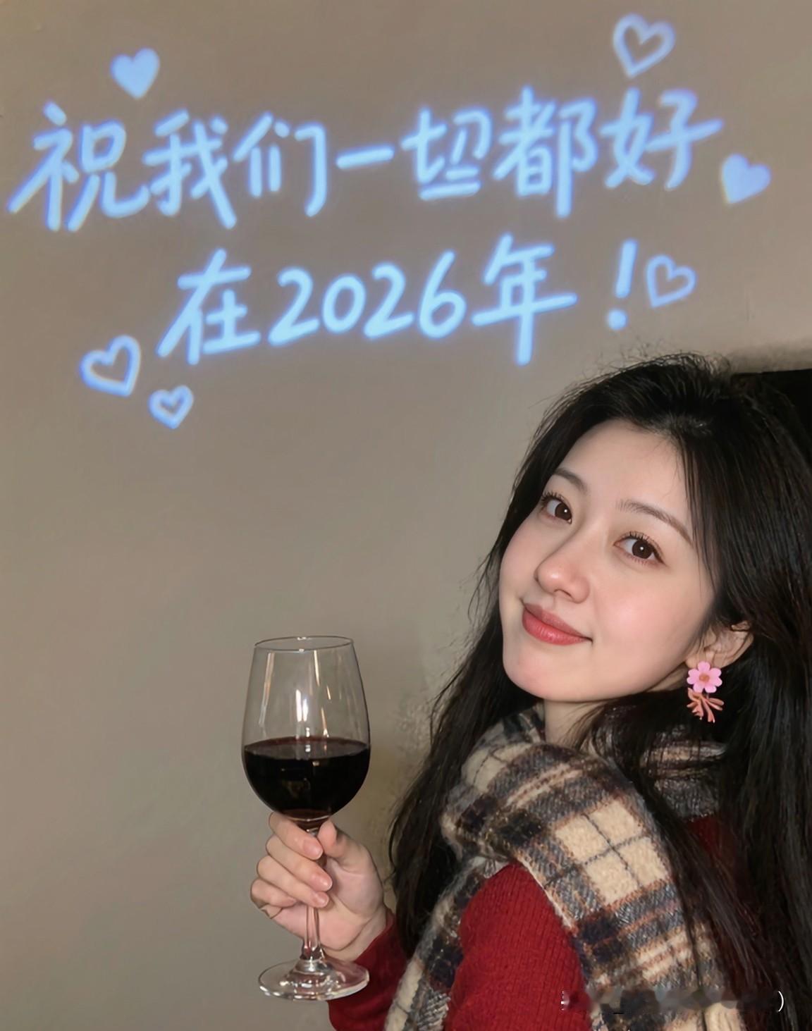 新的一年，
给自己一个机会，
去遇见那个真实的自己。
看见自己的优点，
也接纳自