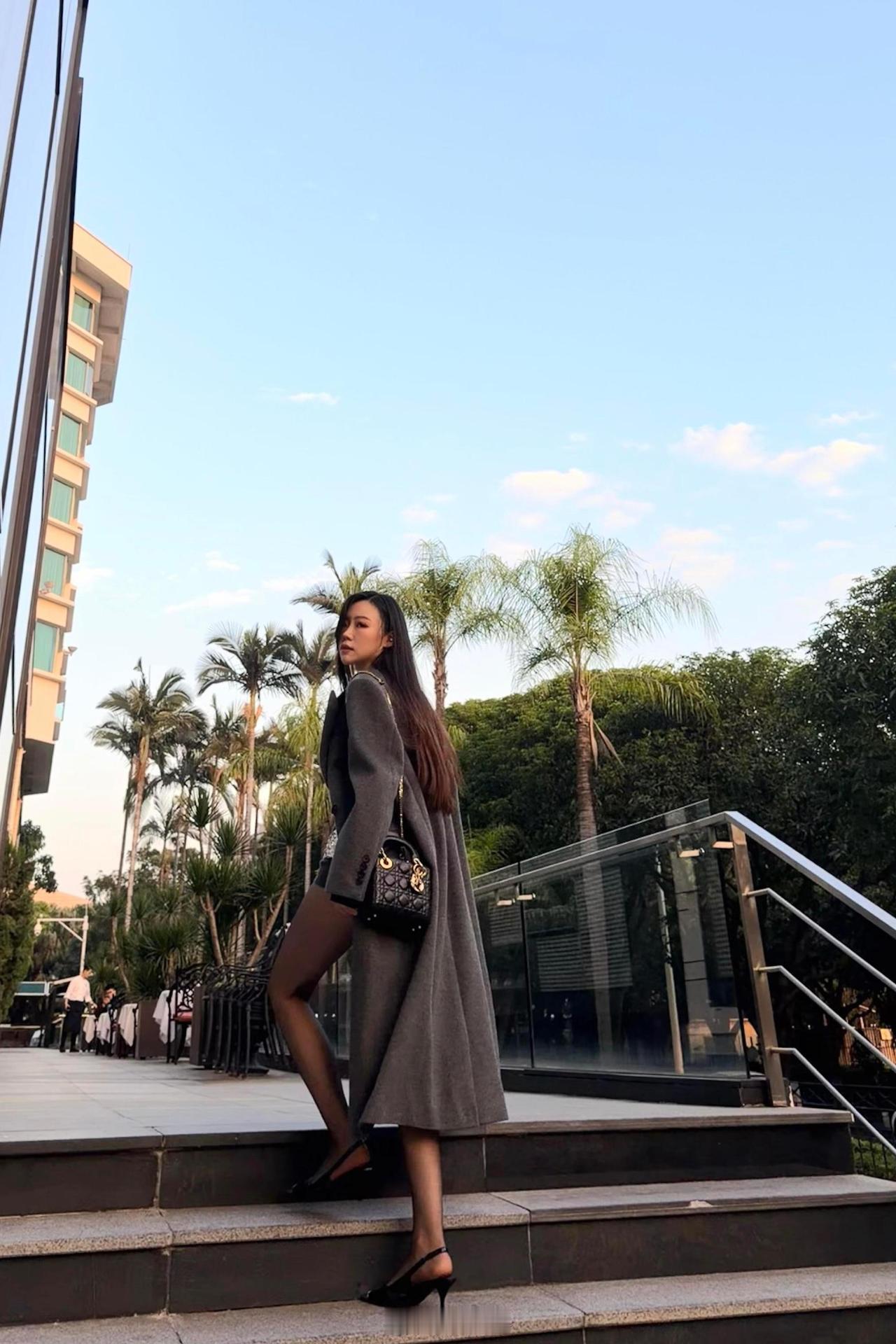 拜托你假装着迷一下 ​​​