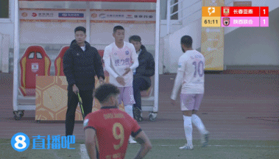 阿兹拉克被换下场时摊开双手对主教练的决定表达了极度的不满和不可理解！
更可笑的是