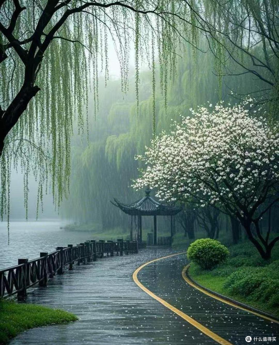 夏至三庚进伏天，
朝蒸暮溽暑无边。
流云骤雨频频顾，
柳下浓荫雾如烟。