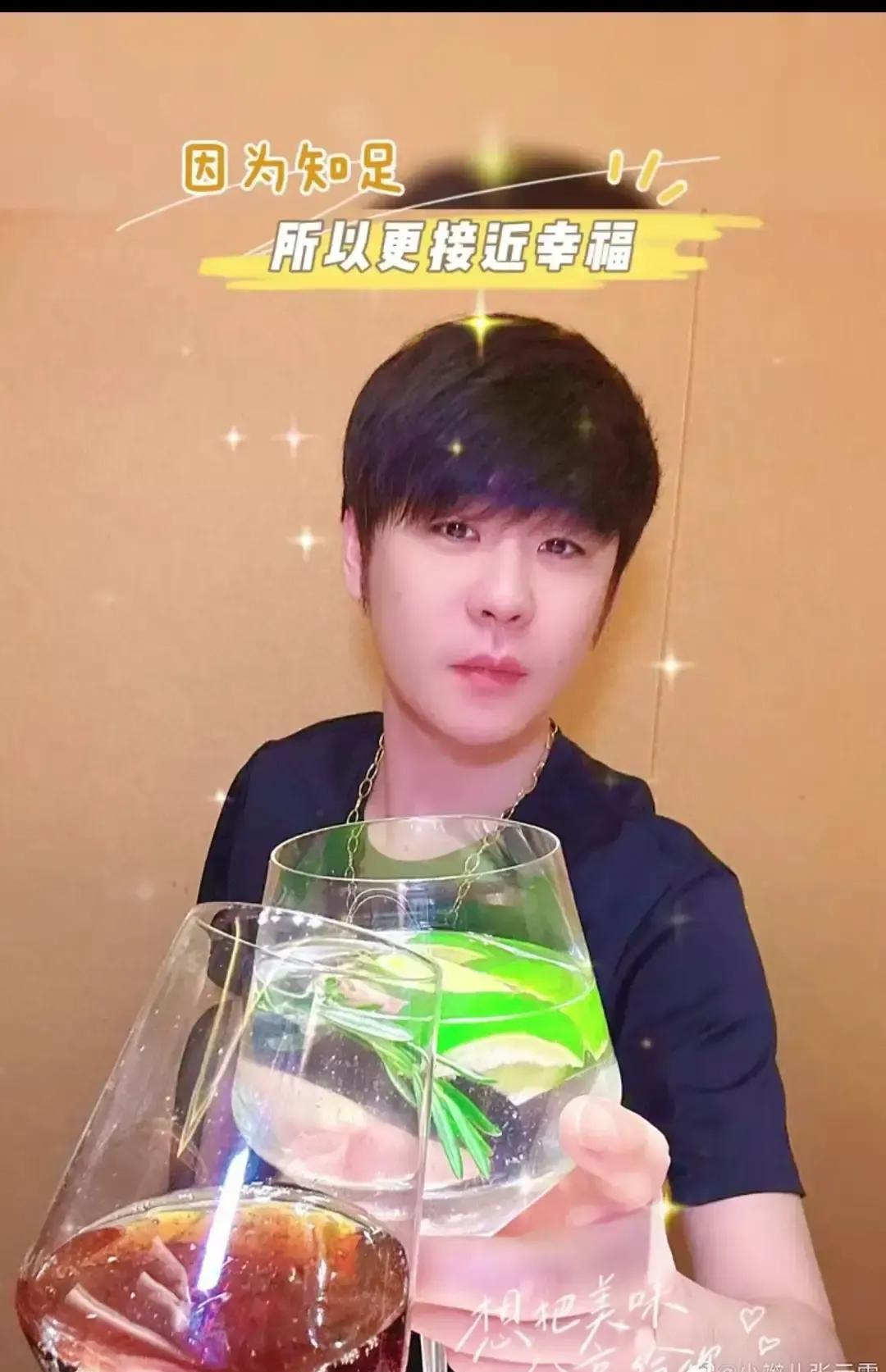 张云雷，你变了！
手里那个杯子，我盯着看了三遍。
胡同口小馆子烟火气里，他举着个