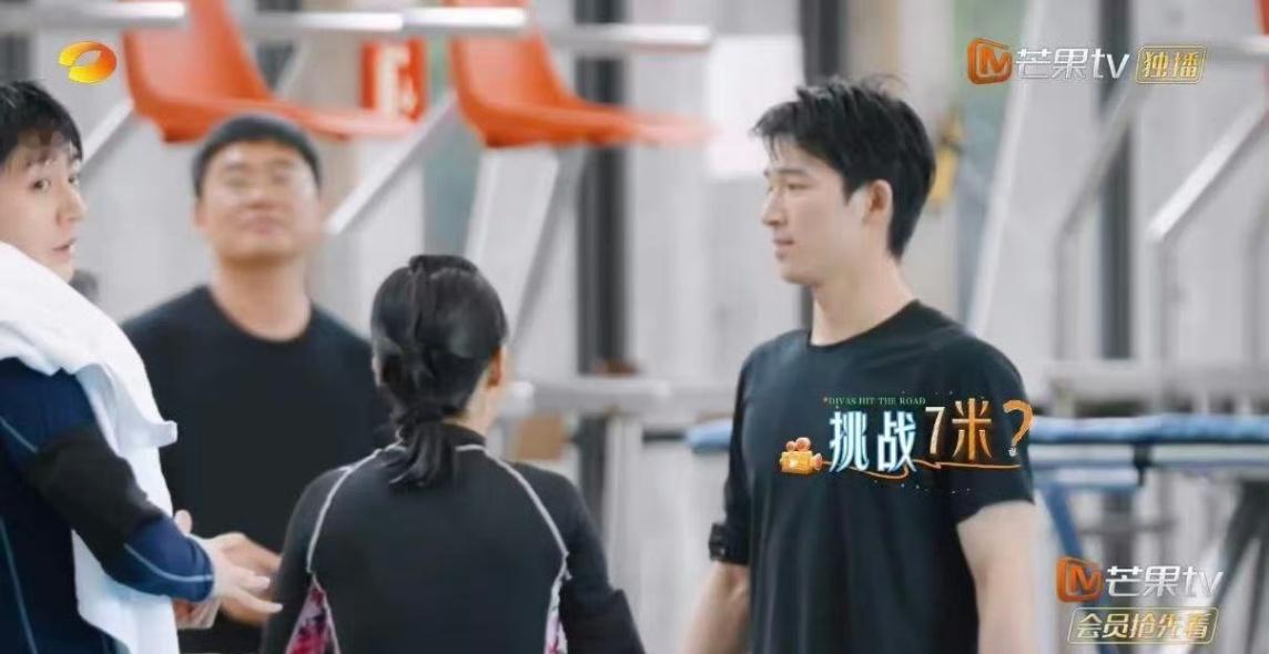 王星越上7米跳台给团队挣经费王星越[超话]不只是玩玩游戏，是实打实顶着高空压力上