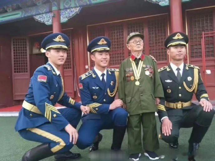 这位个子不高的老兵在年轻战士的簇拥下显得异常高大！ 他叫李安甫。在抗日战争时期，