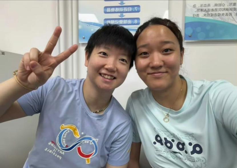 孙铭阳分享了照片，里面有王艺迪等人，说是封训时候照片，孙颖莎动作帅气和表情迷人。