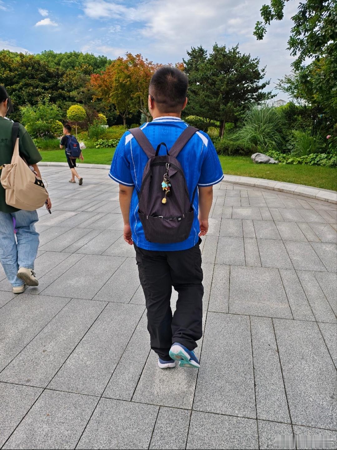 樊振东 💙安踏樊振东系列 今天在上海科技馆附近随手就拍到了一个穿蓝色9248的