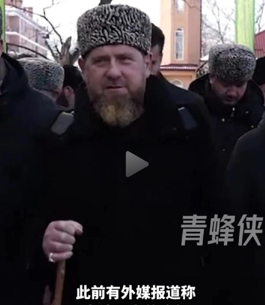 卡德罗夫拄拐露面，很多人疑惑，为什么这么老了？其实卡德罗夫已经50岁，中老年人了