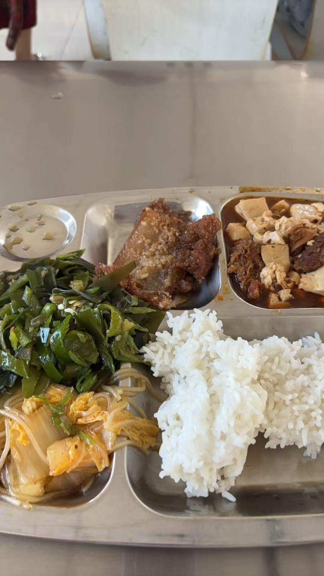 中餐每顿13元，2荤2素1饭1汤，外加1份小菜和1份水果，单位食堂这个标准都能吃